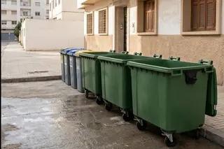 Bacs à ordures alignés le long du trottoir dégagé après le passage de l’équipe